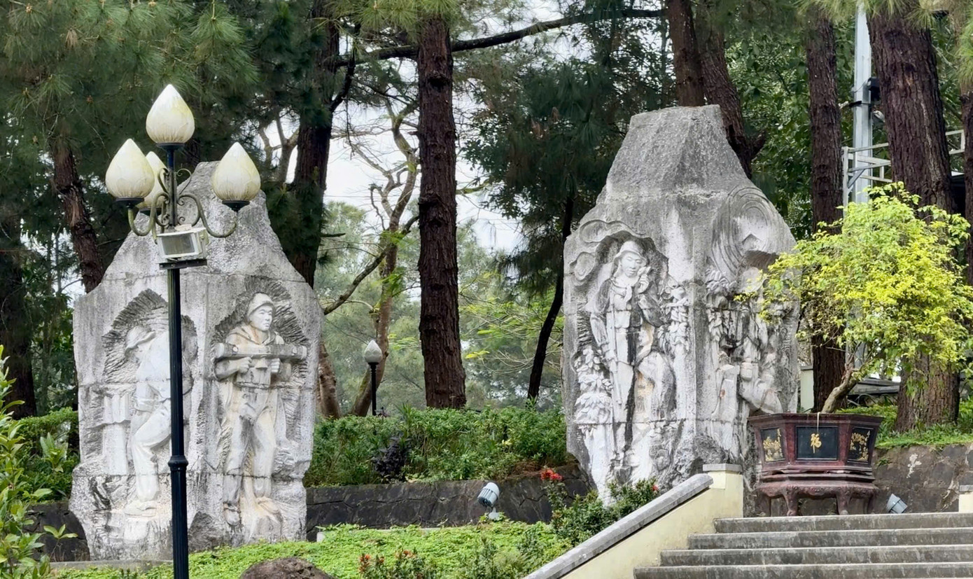 Sau khi được nâng cấp, tôn tạo vào năm 1999, Nghĩa trang Trường Sơn có thêm nhiều hạng mục mới, như khu khánh tiết, văn bia, các cụm tượng, Đài Tổ quốc ghi công...