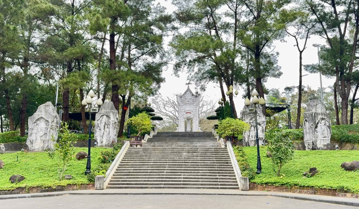 Nghĩa trang liệt sĩ Trường Sơn tọa lạc trên khu đồi Bến Tắt, thuộc địa phận xã Linh Trường, huyện Gio Linh (Quảng Trị). Khu đồi Bến Tắt với vị trí là tuyến đầu của chiến trường miền Nam, cũng là điểm khởi đầu của tuyến đường Trường Sơn. Sau khi tỉnh Quảng Trị được giải phóng, đại bản doanh của bộ đội Trường Sơn cũng đóng tại khu vực đồi Bến Tắt. Vì vậy, đây được chọn làm nơi an nghỉ vĩnh hằng của các anh hùng liệt sĩ Trường Sơn.