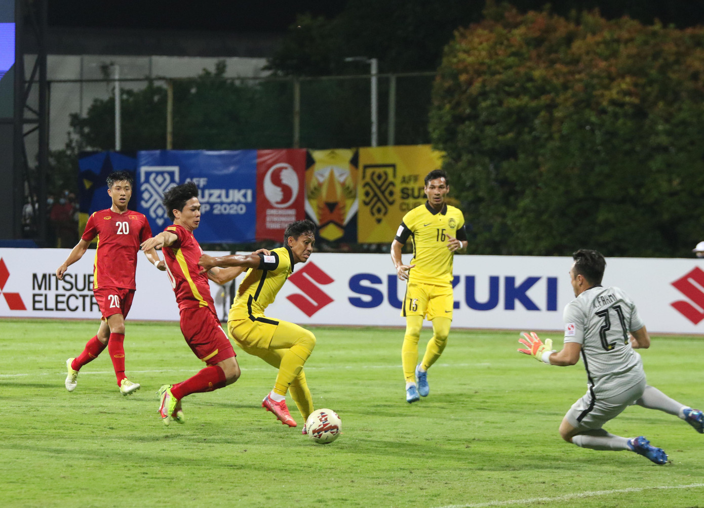 Công Phượng trong tình huống áp sát khung thành đội tuyển Malaysia. (Ảnh: VFF) Công Phượng trong tình huống áp sát khung thành đội tuyển Malaysia. (Ảnh: VFF)