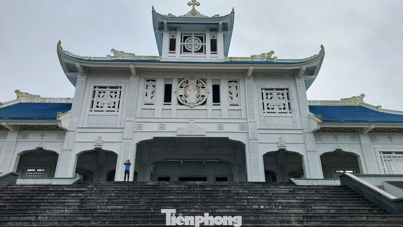 Vương cung Thánh đường mới mang phong cách kiến trúc thuần Việt với ngói lưu ly xanh, mái cong và được trang trí bằng các hình tượng chim lạc, hoa, cây lá vằng. Công trình đồ sộ này tương xứng với tầm vóc của thánh địa hành hương quan trọng nhất của người Công giáo Việt Nam.