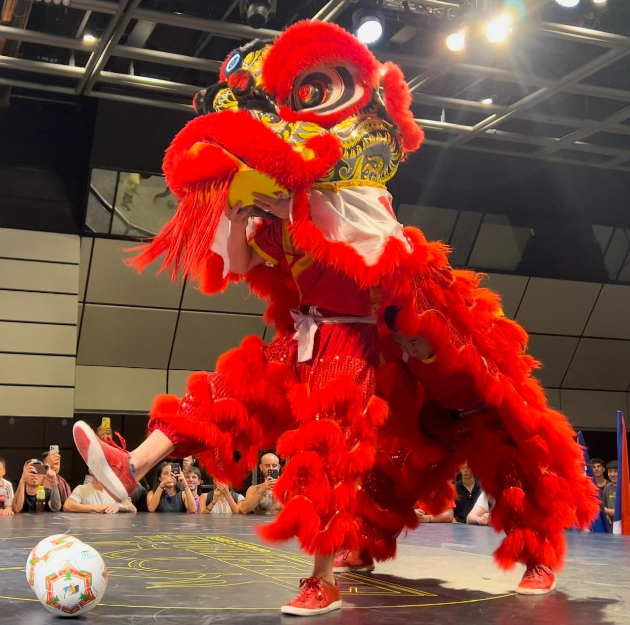 Bài biểu diễn của DKP Team lấy ý tưởng từ nét văn hoá truyền thống của người Á Đông là múa lân.