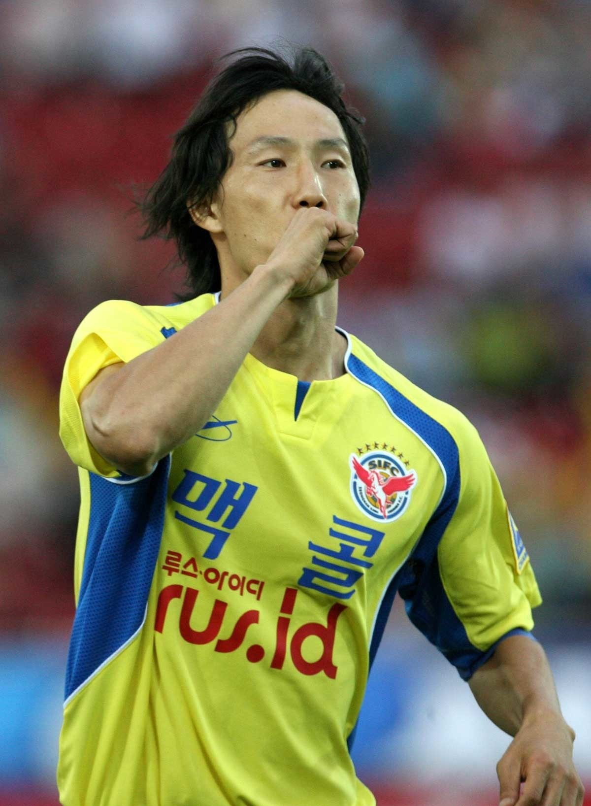 Ông Kim khi còn là tiền vệ phòng ngự của Seongnam. Ông Kim khi còn là tiền vệ phòng ngự của Seongnam.