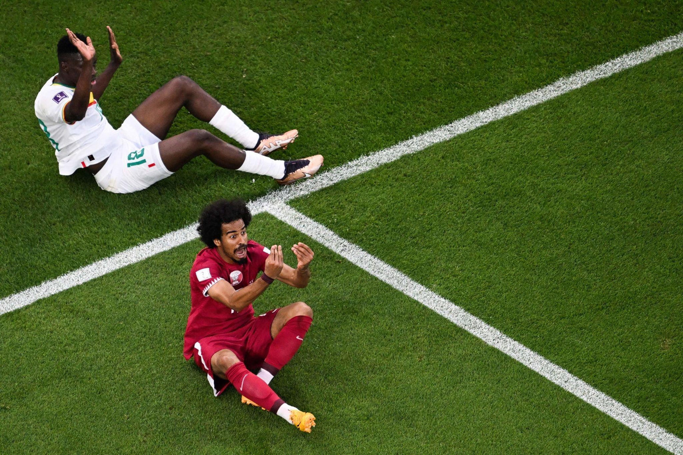 World Cup 2022: Thua Senegal 1-3, Qatar trở thành khán giả chỉ sau 2 lượt trận ảnh 19