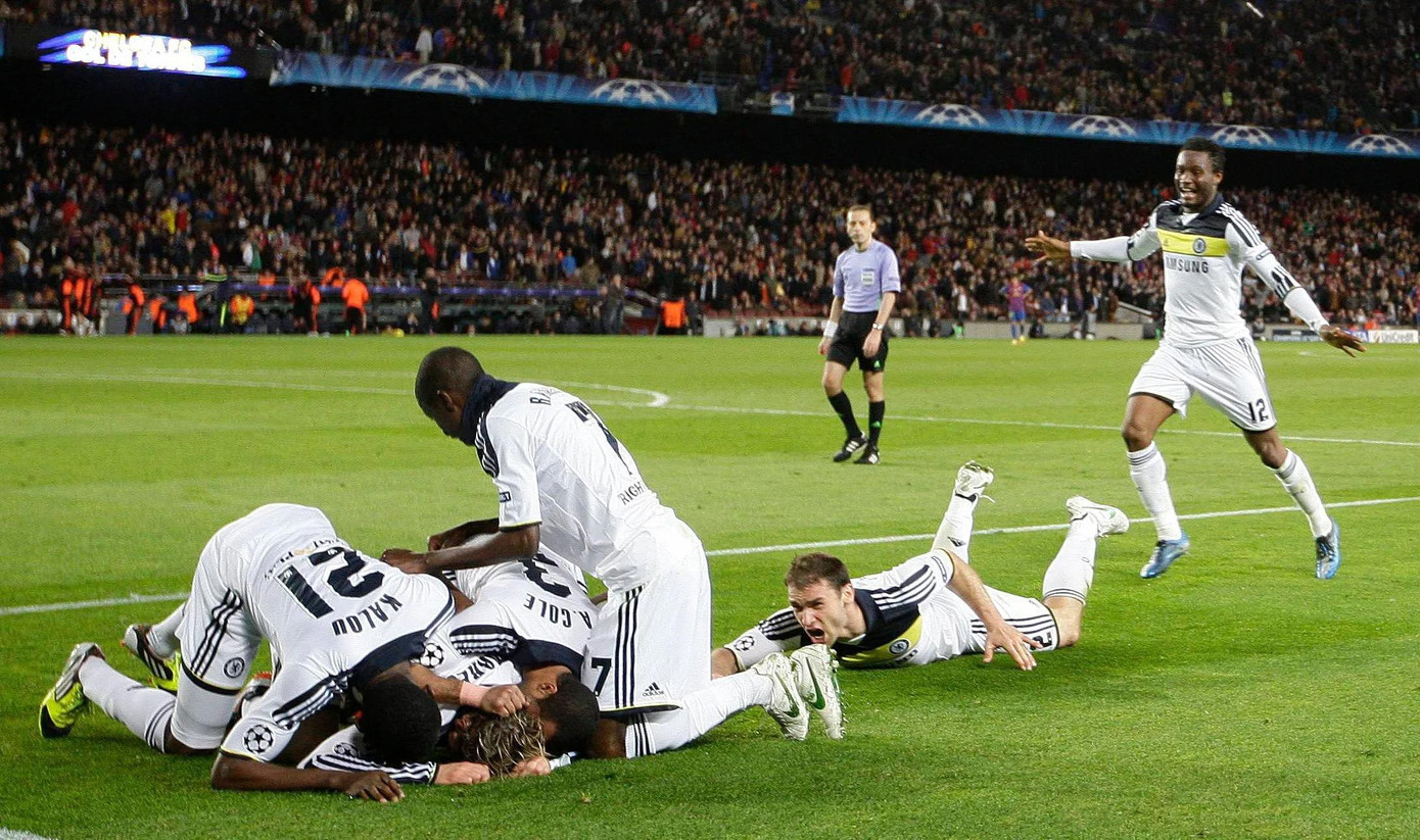 Khoảnh khắc các cầu thủ Chelsea ăn mừng bàn thắng của Ramires. (Ảnh: The Sun)