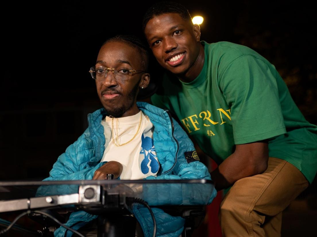 Malacia bên người bạn bị tật nguyền Michel Cornelia. (Ảnh: Rijnmond)