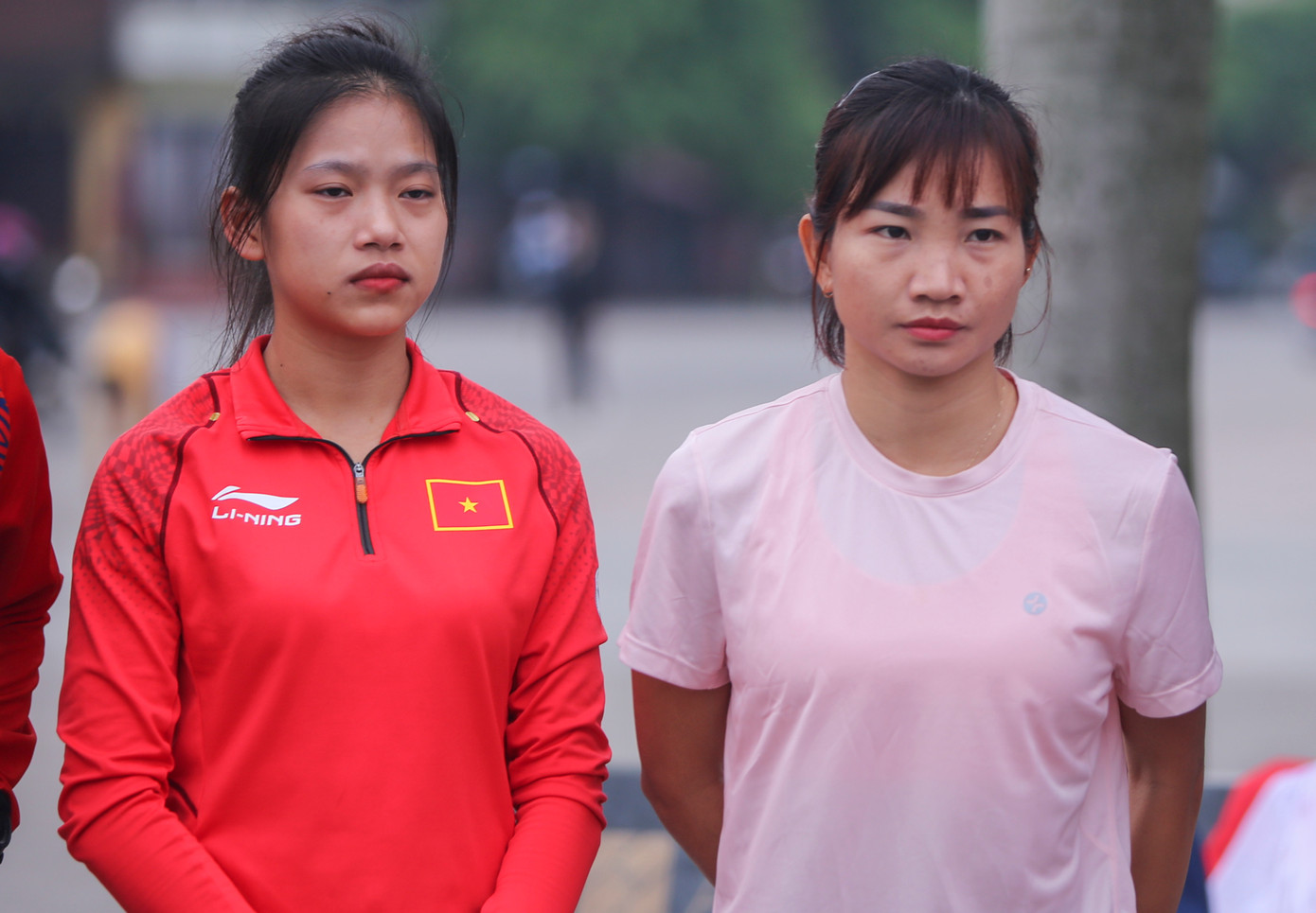 Nguyễn Thị Oanh hiện đang nắm giữ kỷ lục 8 lần liên tiếp vô địch Tiền Phong Marathon cự ly 5km. Năm ngoái tại Phú Yên, cô cán đích với thành tích ấn tượng 16 phút 44 giây. Kế bên Nguyễn Thị Oanh là &quot;fan cứng&quot; của cô, Hoàng Thị Ngọc Anh, người đang hướng tới mục tiêu bảo vệ chức vô địch 5km hệ nữ trẻ đạt được cách đây 1 năm.