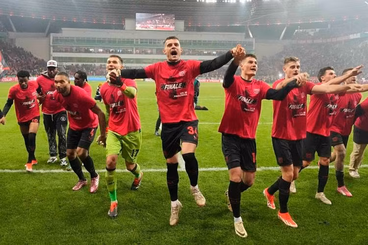 Sau chức vô địch Bundesliga, Leverkusen đang hướng đến cú ăn ba ở mùa giải 2023/24. Sau chức vô địch Bundesliga, Leverkusen đang hướng đến cú ăn ba ở mùa giải 2023/24.