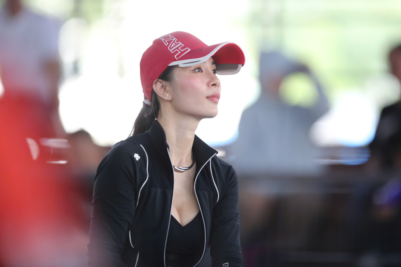 Ở trận biểu diễn thứ hai, Lê Nhàn - nữ tay đua ô tô thể thao quốc tế đầu tiên của Việt Nam gây sốt với kỹ năng đáng nể cùng nhan sắc vạn người mê.