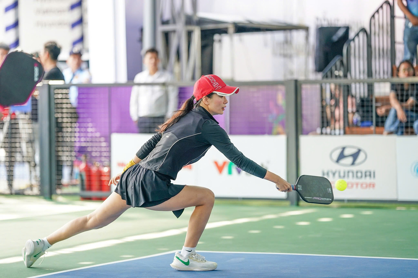 Mỹ nhân tốc độ chính là người ấn định chiến thắng 11-5 trong trận đấu của cô và Hương Ly với cặp Moon Võ - Bảo Trâm.