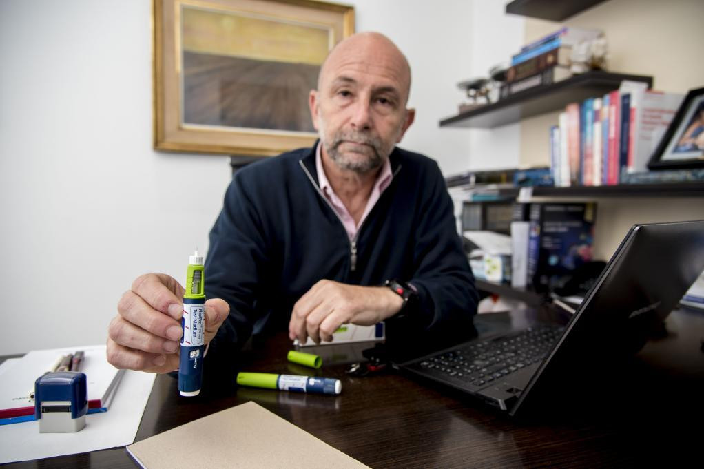 Bác sỹ Diego Schwarzstein và chiếc bút tiêm mà Messi dùng để tiêm hormone tăng trưởng. (Ảnh: TheTimes) Bác sỹ Diego Schwarzstein và chiếc bút tiêm mà Messi dùng để tiêm hormone tăng trưởng. (Ảnh: TheTimes)