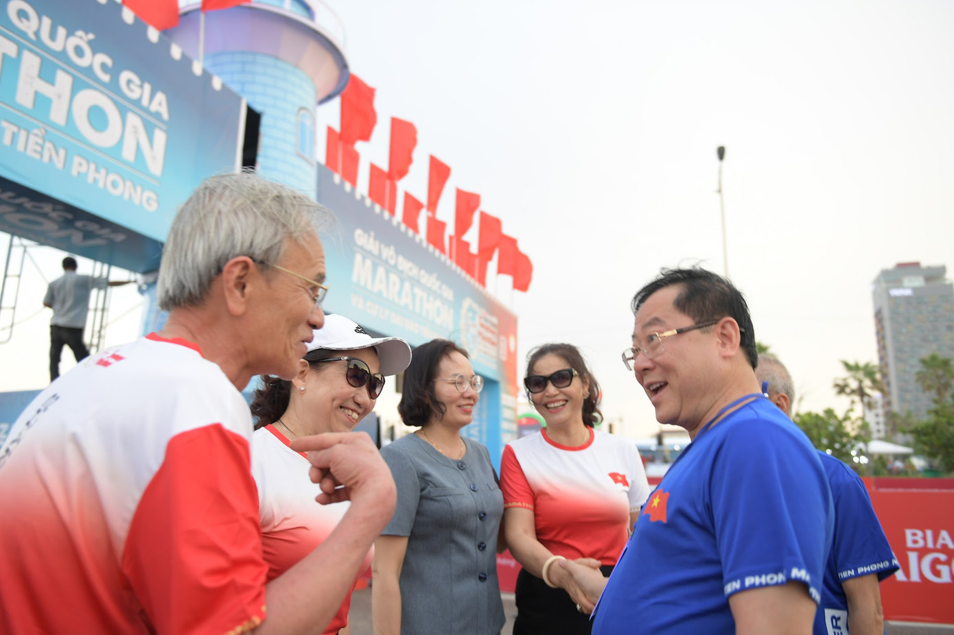 Tại đây, nhà báo Lê Xuân Sơn cũng gặp nhóm các vận động viên từng nhiều lần tham dự Tiền Phong Marathon. Dù đã nhiều tuổi nhưng họ vẫn theo đuổi niềm đam mê và tiếp tục đồng hành cùng giải đấu yêu thích.
