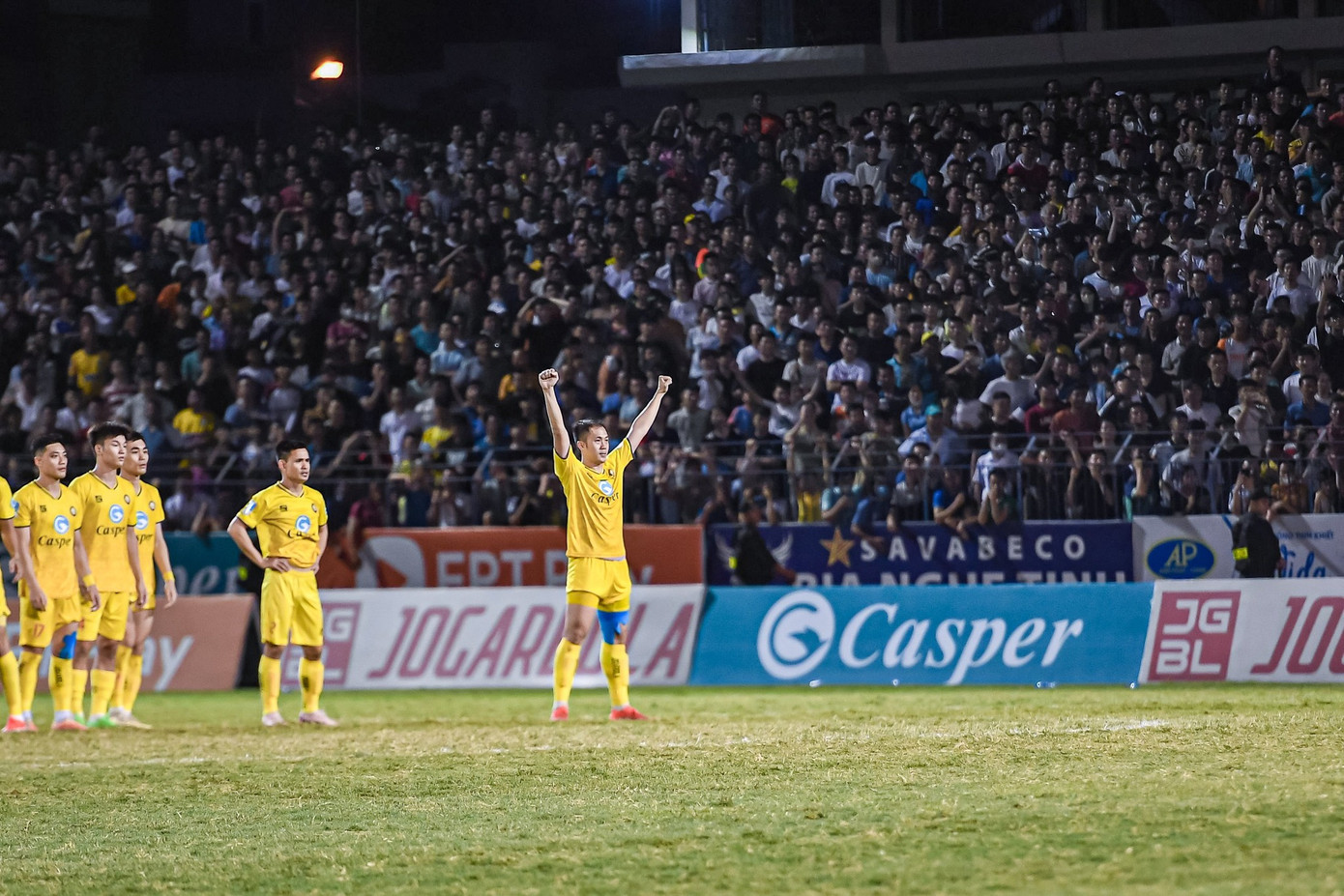 Chính nguồn cổ vũ bất tận từ khán đài đã tiếp thêm năng lượng để thầy trò HLV Popov giành 3 danh hiệu gần đây, và đang hướng đến chiếc cúp thứ 4.