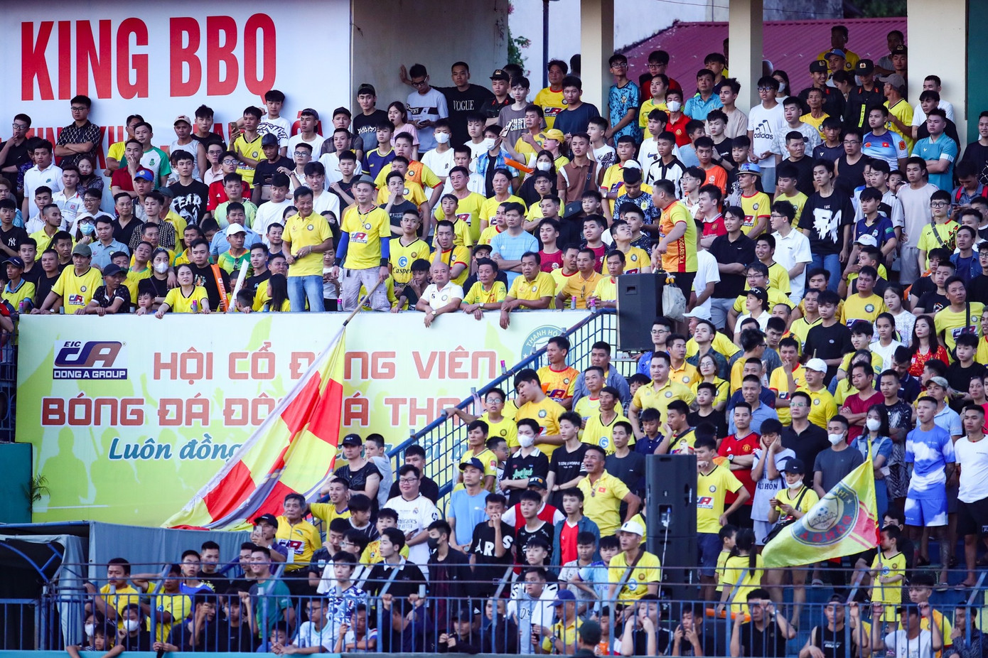 Người hâm mộ Thanh Hóa cũng nổi tiếng cuồng nhiệt không kém Nam Định, luôn sẵn sàng đồng hành cùng đội bóng ở mọi sân đấu.