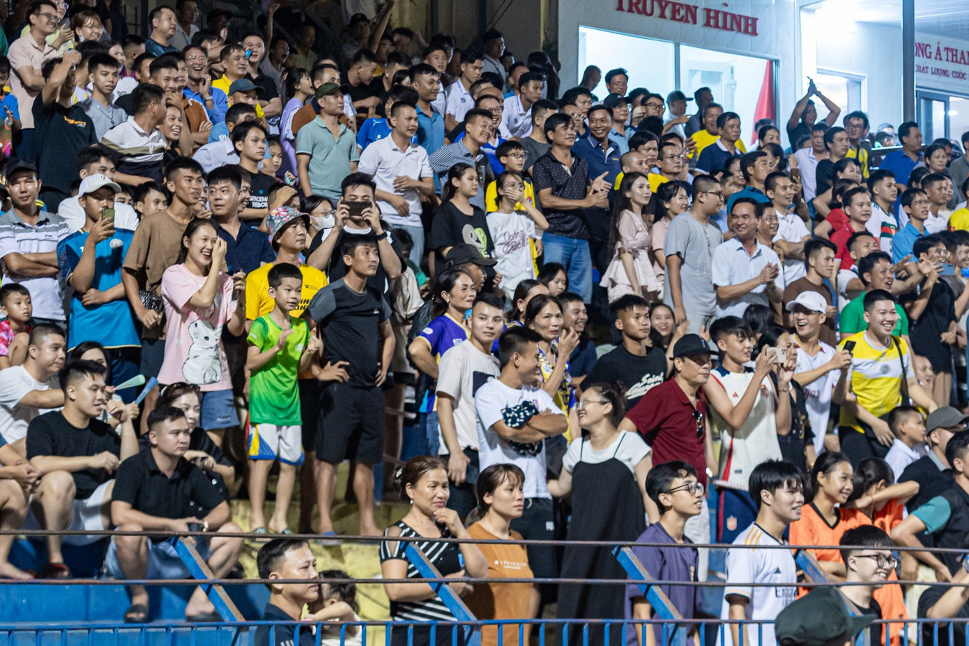 Người hâm mộ Thanh Hóa cũng nổi tiếng cuồng nhiệt không kém Nam Định, luôn sẵn sàng đồng hành cùng đội bóng ở mọi sân đấu.