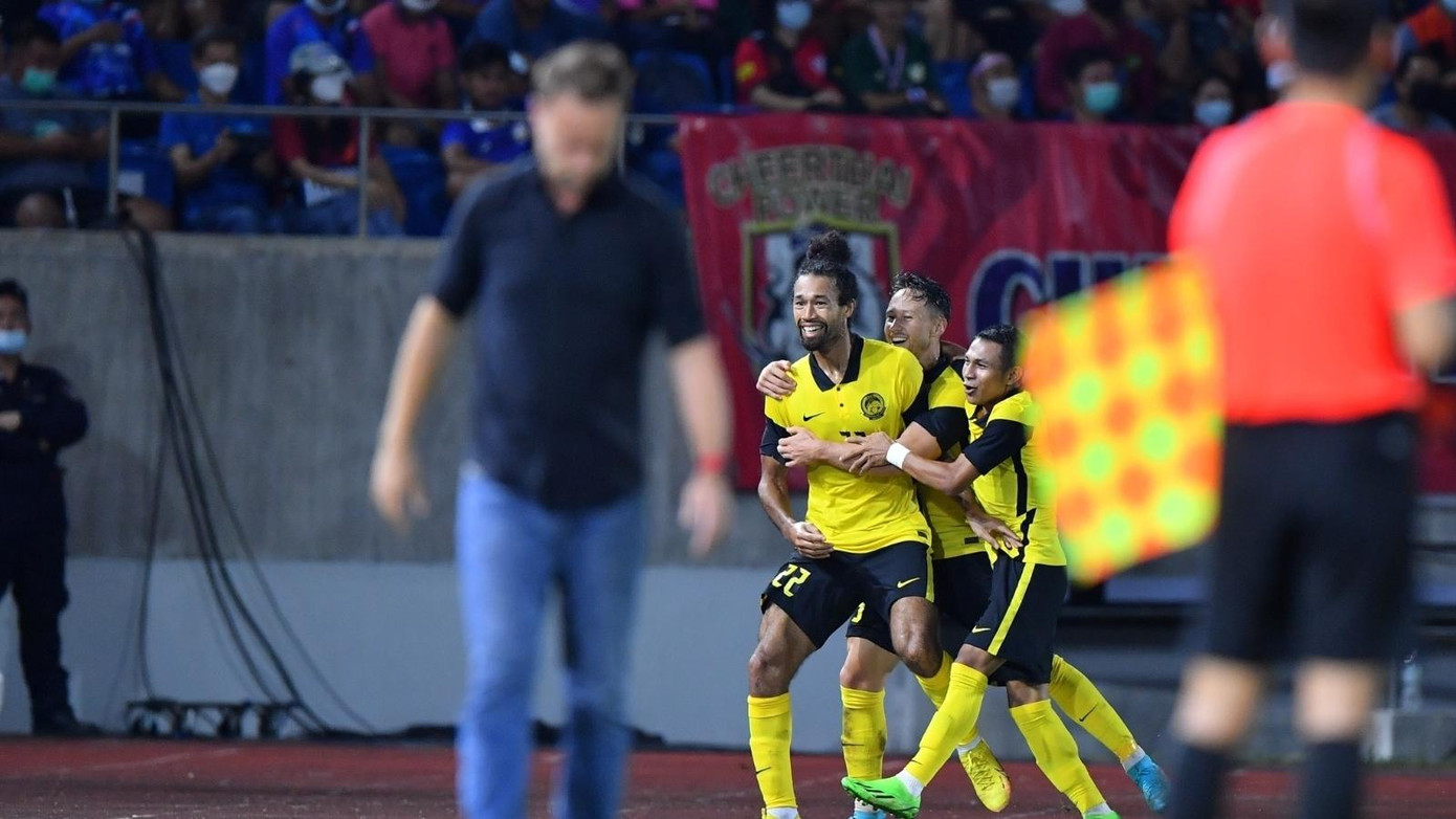 HLV Mano Polking nhạt nhòa trong niềm vui của người Malaysia. (Ảnh: SiamSport) HLV Mano Polking nhạt nhòa trong niềm vui của người Malaysia. (Ảnh: SiamSport)