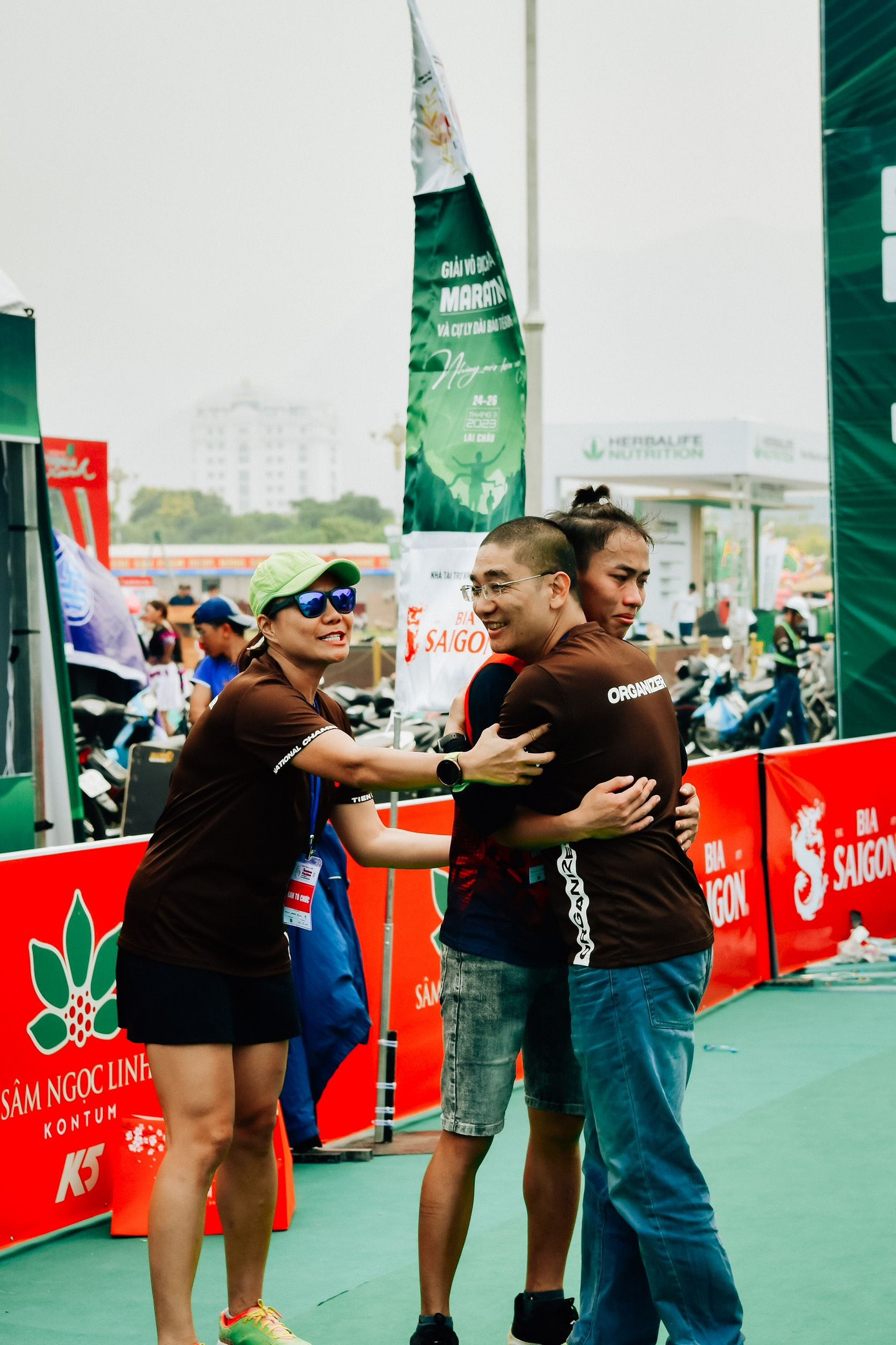 Chàng trai 22 tuổi hạnh phúc với tấm huy chương nhận được từ Ban Tổ Chức.