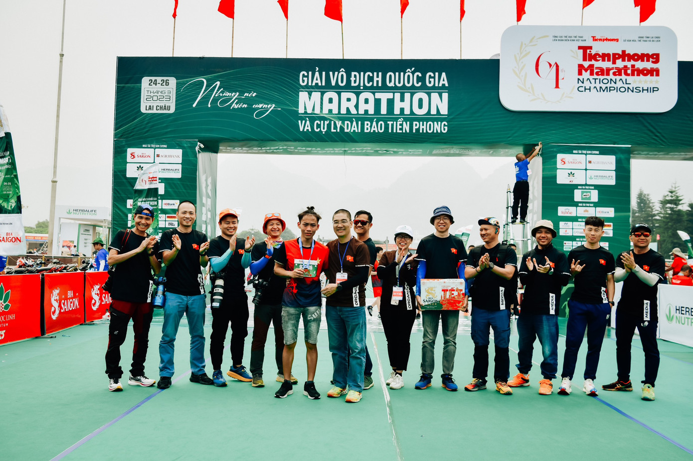 Chàng trai 22 tuổi hạnh phúc với tấm huy chương nhận được từ Ban Tổ Chức.