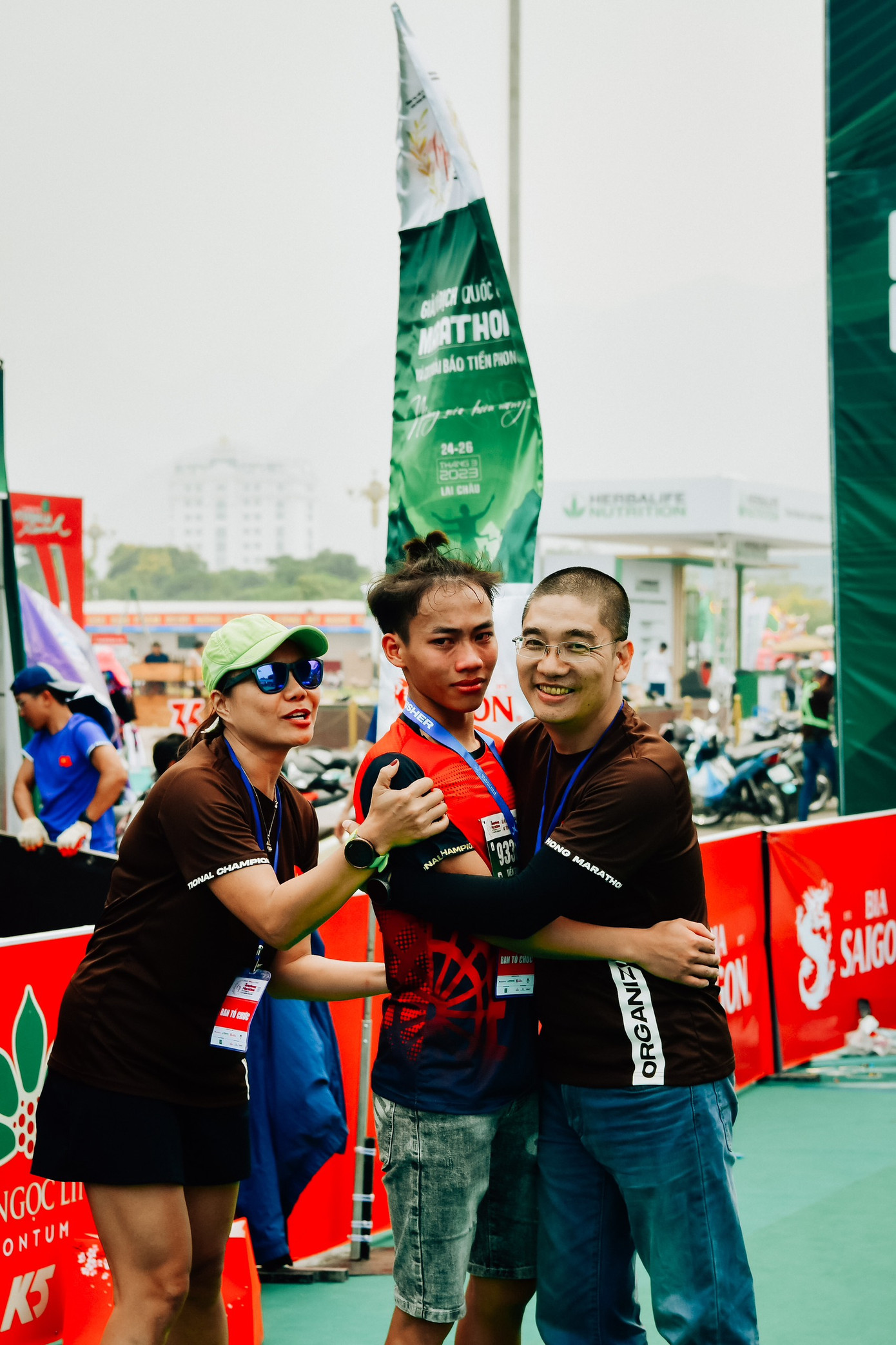 Chàng trai 22 tuổi hạnh phúc với tấm huy chương nhận được từ Ban Tổ Chức.