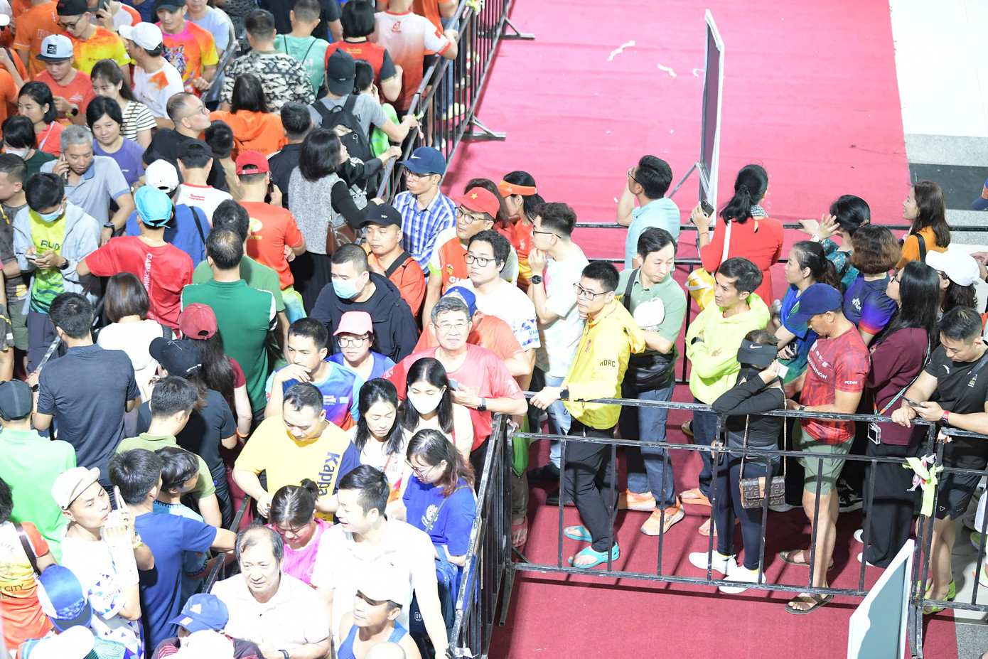 Năm nay, khu vực phát racekit diễn ra trong sảnh của Trung tâm Văn hóa và Điện ảnh. Do quá đông vận động viên cùng đổ về, bầu không khí khá nóng bức. Năm nay, khu vực phát racekit diễn ra trong sảnh của Trung tâm Văn hóa và Điện ảnh. Do quá đông vận động viên cùng đổ về, bầu không khí khá nóng bức.