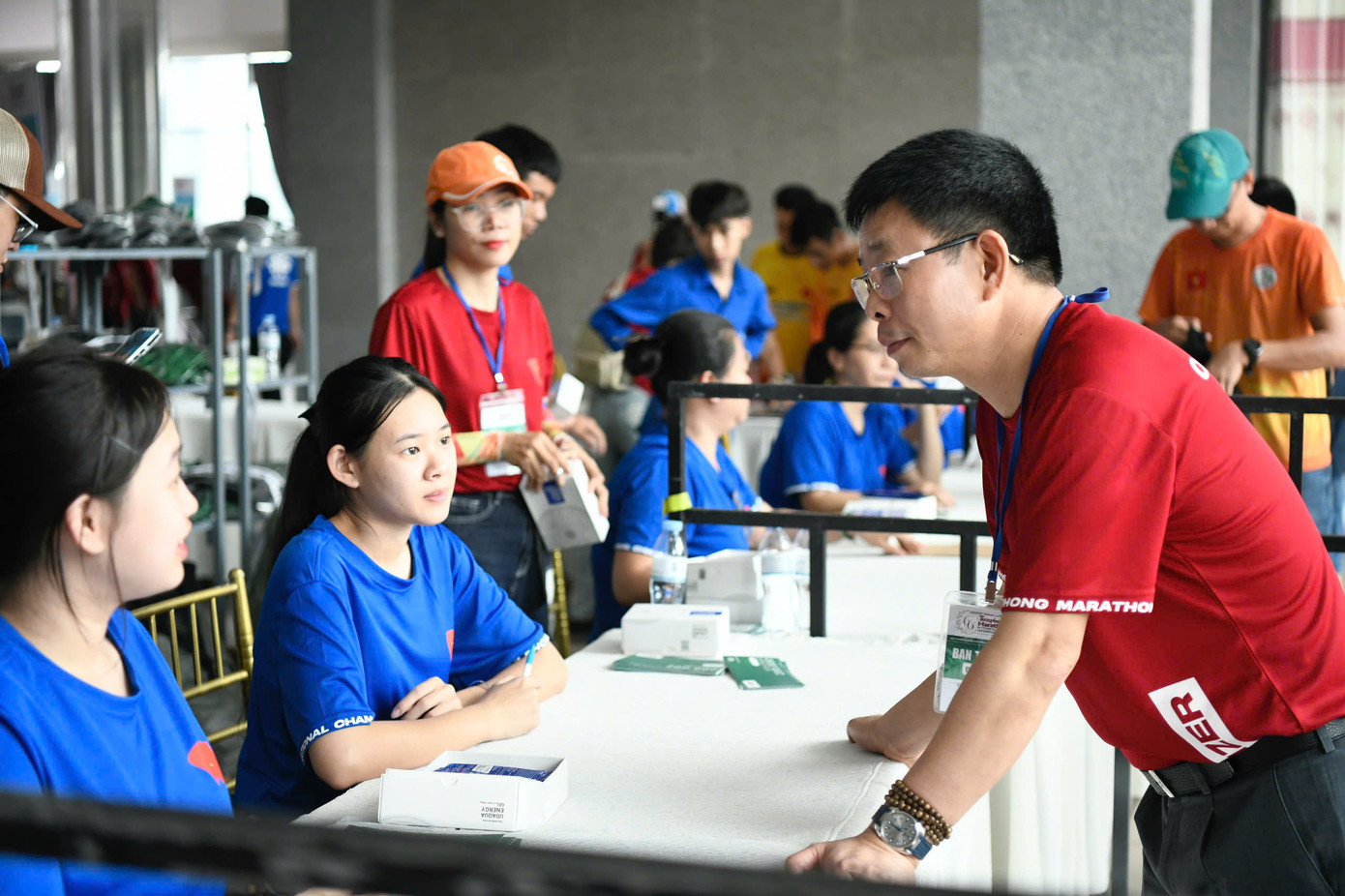 Nhà báo Phùng Công Sưởng cũng dành sự quan tâm với đội ngũ tình nguyện viên đã hỗ trợ tận tình các vận động viên, nỗ lực đẩy nhanh quy trình nhận bib và racekit. Nhà báo Phùng Công Sưởng cũng dành sự quan tâm với đội ngũ tình nguyện viên đã hỗ trợ tận tình các vận động viên, nỗ lực đẩy nhanh quy trình nhận bib và racekit.