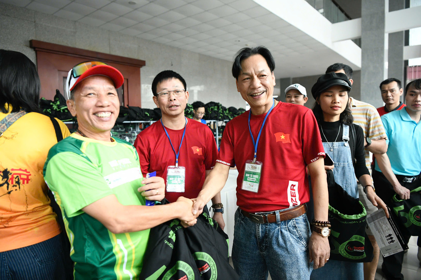 Nhà báo Phùng Công Sưởng và nhà báo Lê Minh Toản hỏi chuyện, chúc mừng các vận động viên đã nhận được bib và racekit. Nhà báo Phùng Công Sưởng và nhà báo Lê Minh Toản hỏi chuyện, chúc mừng các vận động viên đã nhận được bib và racekit.