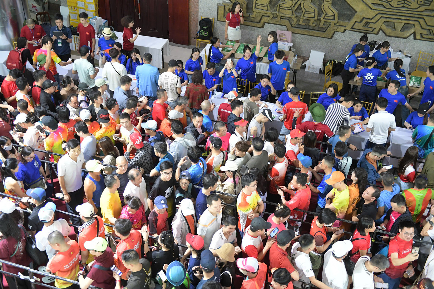 Năm nay, khu vực phát racekit diễn ra trong sảnh của Trung tâm Văn hóa và Điện ảnh. Do quá đông vận động viên cùng đổ về, bầu không khí khá nóng bức. Năm nay, khu vực phát racekit diễn ra trong sảnh của Trung tâm Văn hóa và Điện ảnh. Do quá đông vận động viên cùng đổ về, bầu không khí khá nóng bức.