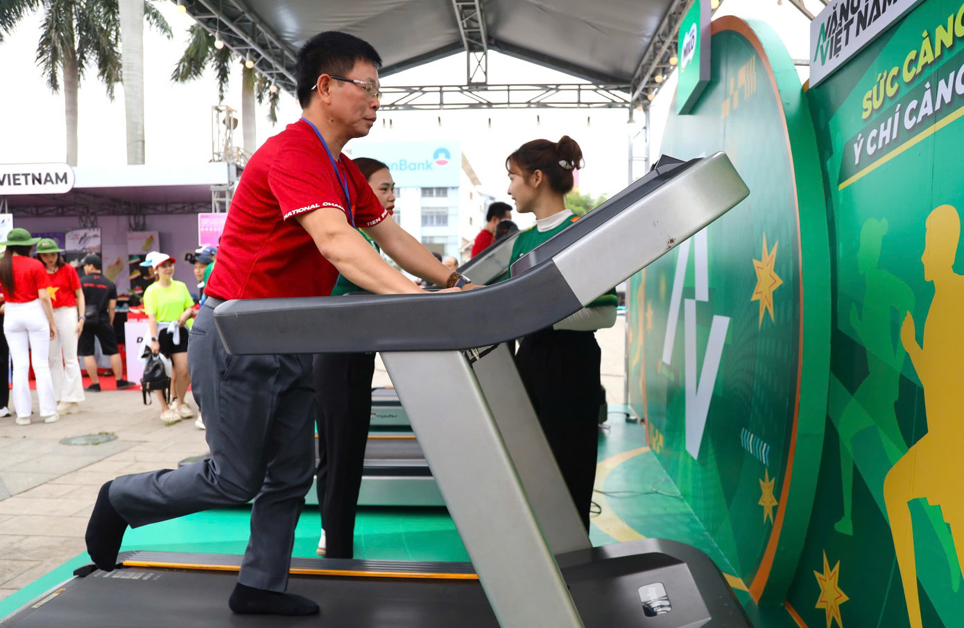 Nhà báo Phùng Công Sưởng thích thú trải nghiệm mini game của Nestlé Milo. Là nhà tài trợ vàng của giải, Nestlé Milo mong muốn lan tỏa tinh thần thể thao tới các vận động viên thuộc mọi lứa tuổi trên khắp cả nước.