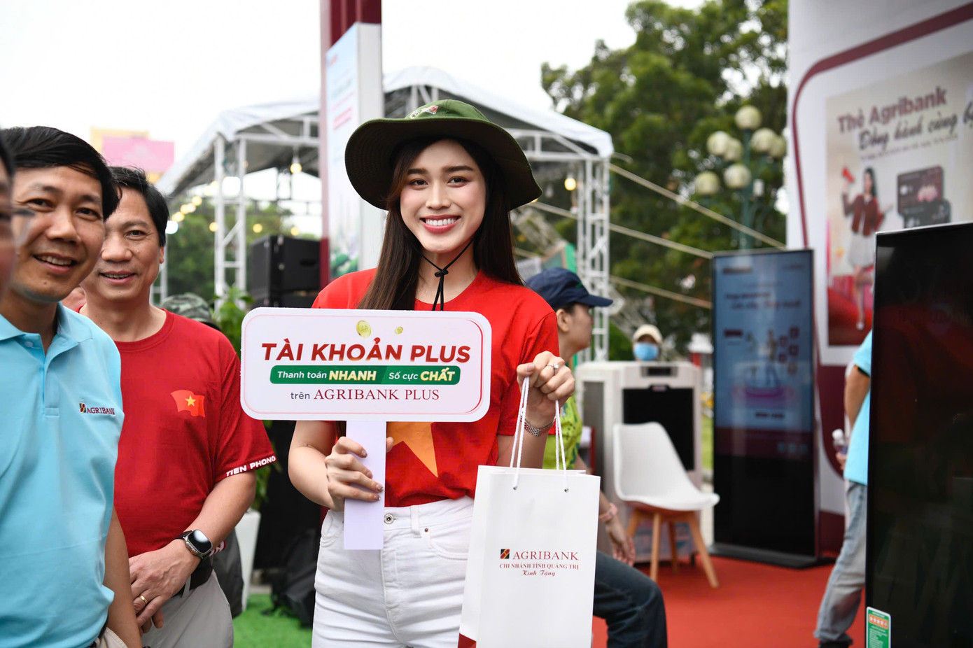 Hoa hậu Đỗ Thị Hà - Hoa hậu Việt Nam 2020 và Á hậu Ngọc Thảo - Á hậu 2 Hoa hậu Việt Nam 2020 hào hứng trước các sản phẩm dịch vụ tiện ích của Agribank.