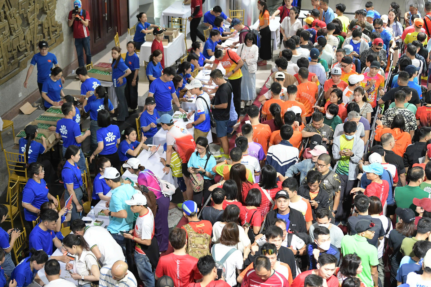 Năm nay, khu vực phát racekit diễn ra trong sảnh của Trung tâm Văn hóa và Điện ảnh. Do quá đông vận động viên cùng đổ về, bầu không khí khá nóng bức. Năm nay, khu vực phát racekit diễn ra trong sảnh của Trung tâm Văn hóa và Điện ảnh. Do quá đông vận động viên cùng đổ về, bầu không khí khá nóng bức.