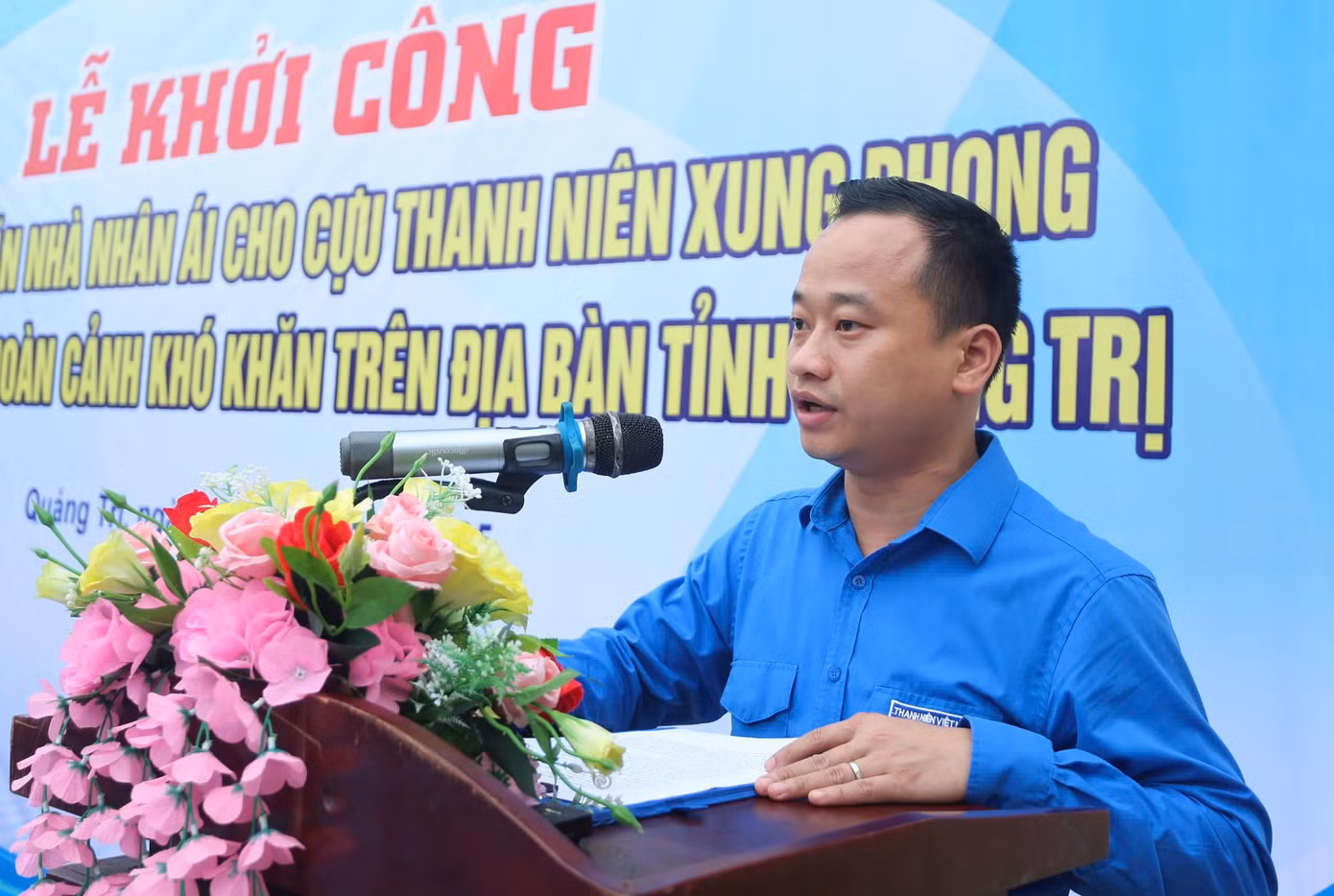 Anh Nguyễn Quốc Toản - Phó Bí thư Tỉnh Đoàn, Chủ tịch Hội LHTN Việt Nam tỉnh Quảng Trị, và đại diện gia đình bà Hoàng Thị Sửu gửi lời cảm ơn tới Ban tổ chức Tiền Phong Marathon 2025.