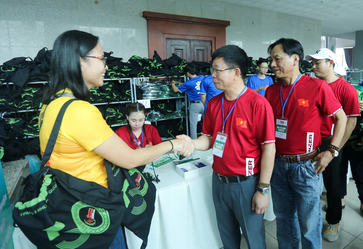 Nhà báo Phùng Công Sưởng và nhà báo Lê Minh Toản hỏi chuyện, chúc mừng các vận động viên đã nhận được bib và racekit. Nhà báo Phùng Công Sưởng và nhà báo Lê Minh Toản hỏi chuyện, chúc mừng các vận động viên đã nhận được bib và racekit.