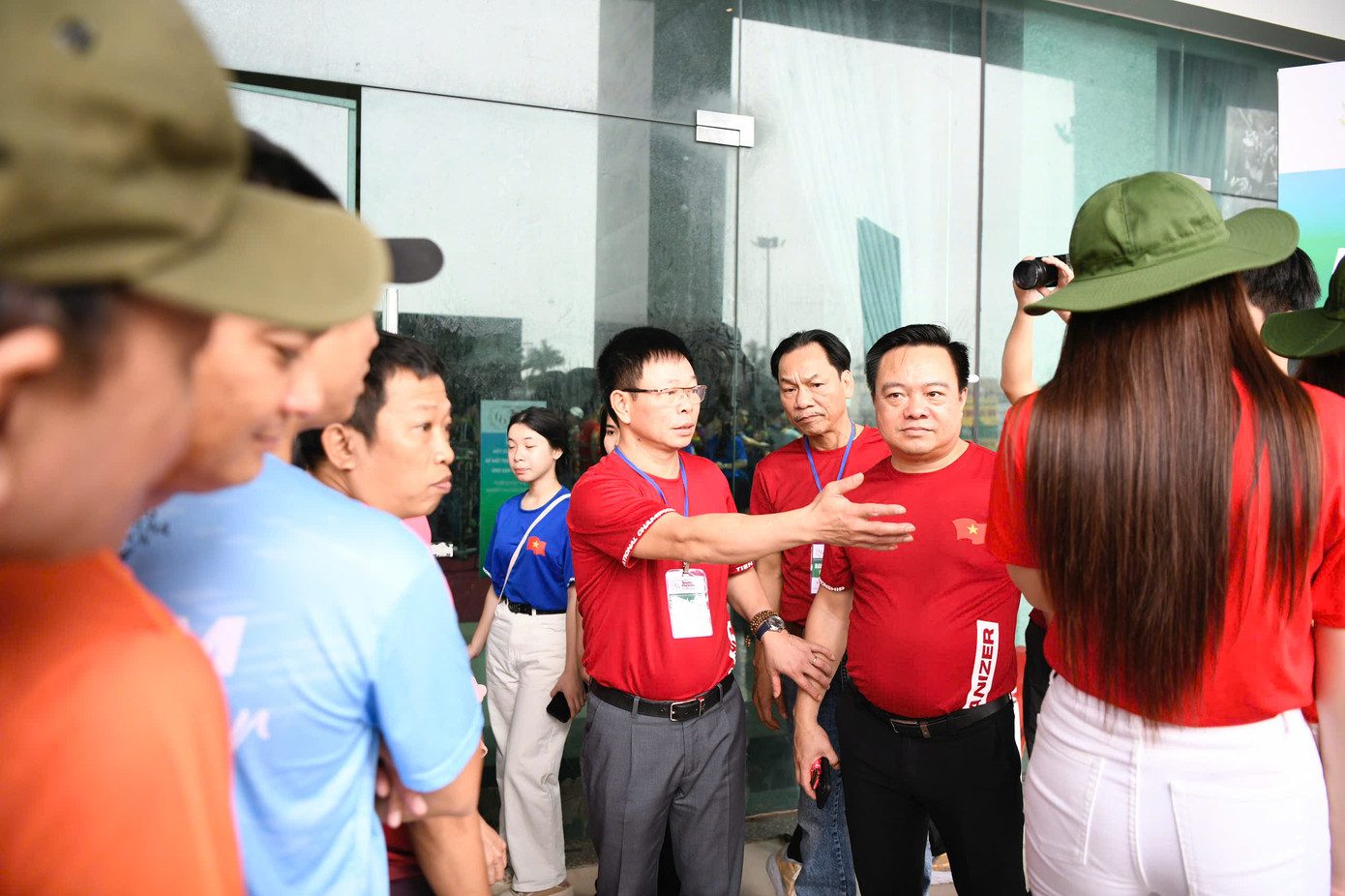 Có mặt tại khu vực đông đảo các vận động viên đang xếp hàng, nhà báo Phùng Công Sưởng - Tổng biên tập báo Tiền Phong, đồng Trưởng ban tổ chức; nhà báo Lê Minh Toản - Phó Tổng biên tập báo Tiền Phong, cùng các thành viên trong Ban tổ chức rất chia sẻ với sự chờ đợi của mọi người. Có mặt tại khu vực đông đảo các vận động viên đang xếp hàng, nhà báo Phùng Công Sưởng - Tổng biên tập báo Tiền Phong, đồng Trưởng ban tổ chức; nhà báo Lê Minh Toản - Phó Tổng biên tập báo Tiền Phong, cùng các thành viên trong Ban tổ chức rất chia sẻ với sự chờ đợi của mọi người.