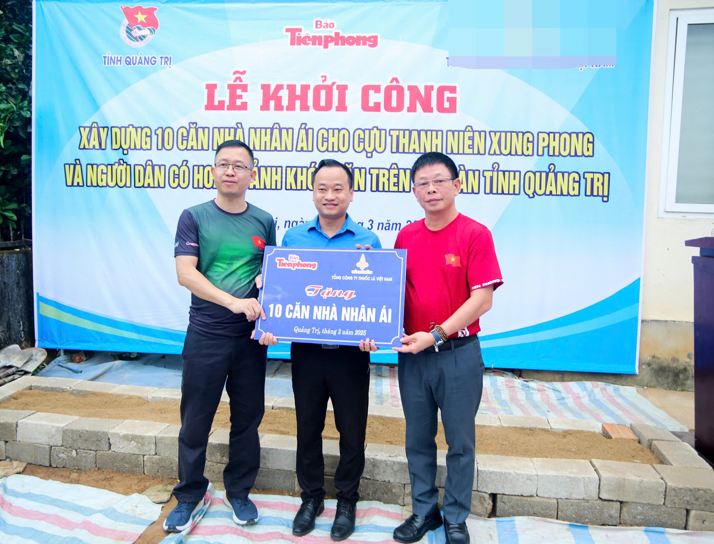Báo Tiền Phong phối hợp Tổng Cty Thuốc lá Việt Nam, Tỉnh Đoàn Quảng Trị khởi công xây dựng 10 căn nhà nhân ái có tổng giá trị 600 triệu đồng tặng cựu thanh niên xung phong và hộ gia đình có hoàn cảnh khó khăn trên địa bàn tỉnh Quảng Trị. Báo Tiền Phong phối hợp Tổng Cty Thuốc lá Việt Nam, Tỉnh Đoàn Quảng Trị khởi công xây dựng 10 căn nhà nhân ái có tổng giá trị 600 triệu đồng tặng cựu thanh niên xung phong và hộ gia đình có hoàn cảnh khó khăn trên địa bàn tỉnh Quảng Trị.