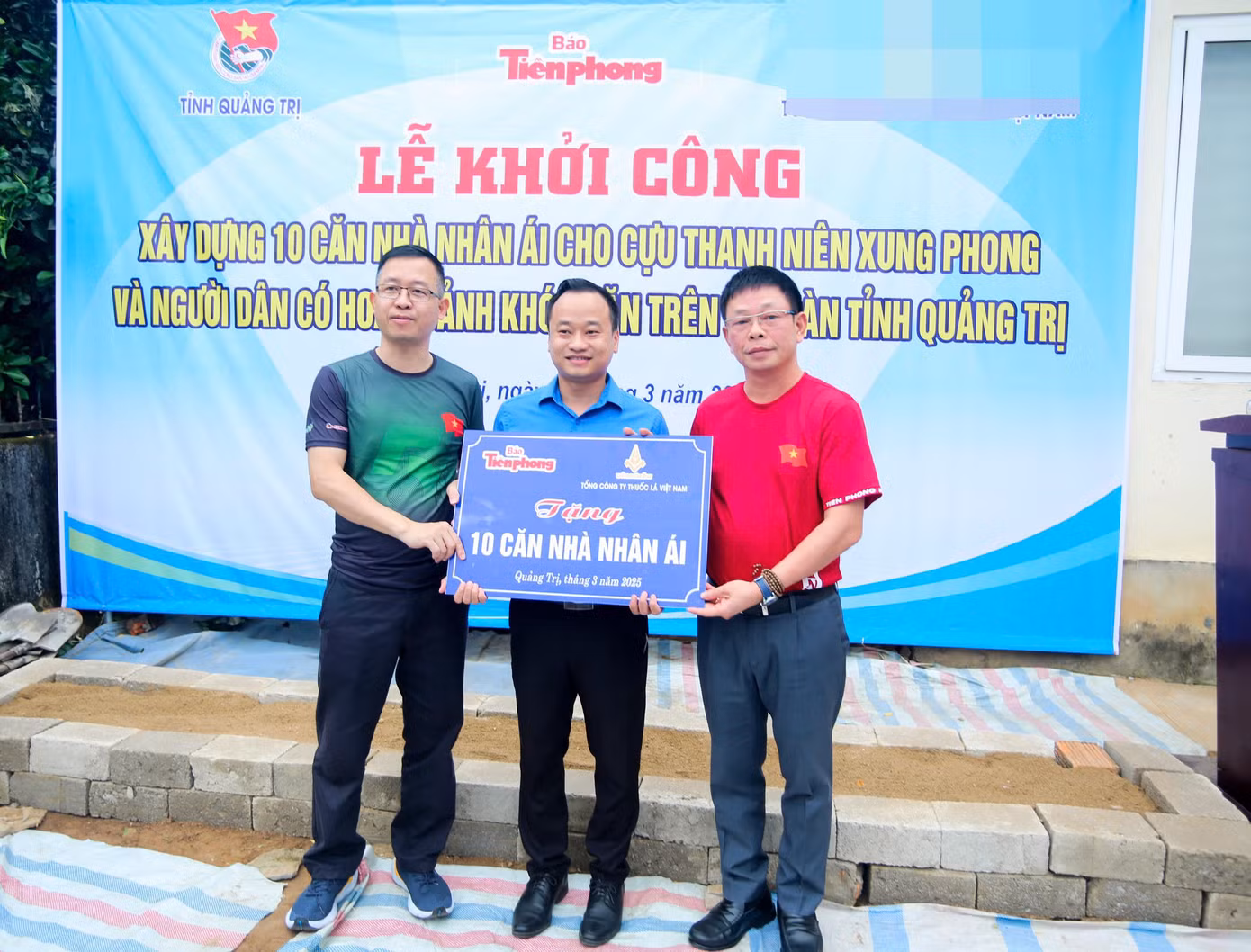 Báo Tiền Phong phối hợp Tổng Cty Thuốc lá Việt Nam, Tỉnh Đoàn Quảng Trị khởi công xây dựng 10 căn nhà nhân ái có tổng giá trị 600 triệu đồng tặng cựu thanh niên xung phong và hộ gia đình có hoàn cảnh khó khăn trên địa bàn tỉnh Quảng Trị.