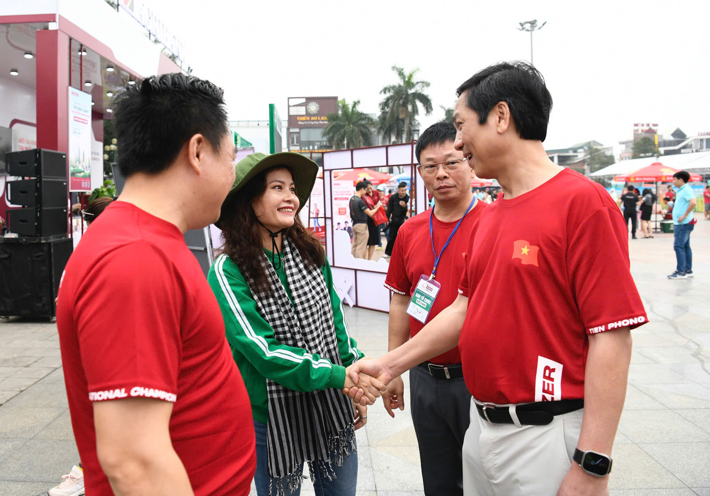 Phó Chủ tịch Hoàng Nam cùng nhà báo Phùng Công Sưởng cũng có mặt tại gian hàng của nhà tài trợ Vàng, Công ty TNHH Nestlé Việt Nam.