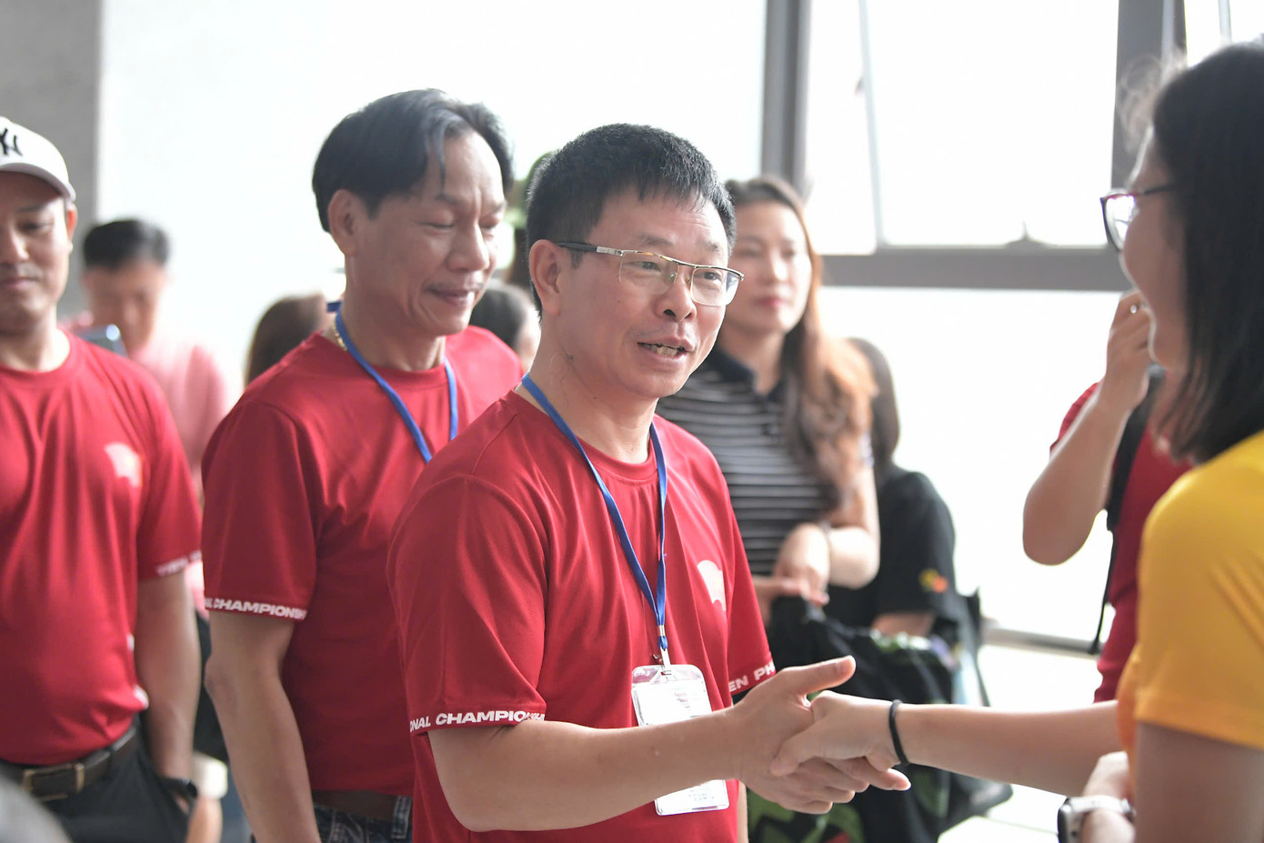 Quan tâm tới từng chi tiết nhỏ nhất, nhà báo Phùng Công Sưởng yêu cầu bố trí thêm quạt, mở cửa sổ giúp không gian thông thoáng, đồng thời động viên những người đang chờ làm thủ tục. Quan tâm tới từng chi tiết nhỏ nhất, nhà báo Phùng Công Sưởng yêu cầu bố trí thêm quạt, mở cửa sổ giúp không gian thông thoáng, đồng thời động viên những người đang chờ làm thủ tục.