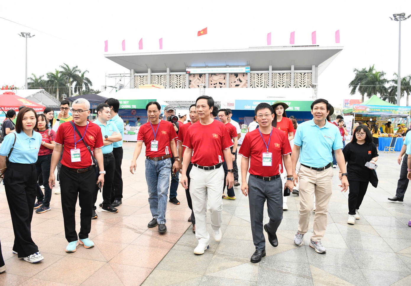 Đoàn Ban tổ chức gồm ông Hoàng Nam – Phó Chủ tịch UBND tỉnh Quảng Trị, Trưởng Ban tổ chức và nhà báo Phùng Công Sưởng – Tổng biên tập báo Tiền Phong, đồng Trưởng Ban tổ chức, nhà báo Lê Minh Toản - Phó Tổng biên tập báo Tiền Phong, ghé thăm gian hàng của Ngân hàng Nông nghiệp và Phát triển Nông thôn Việt Nam.