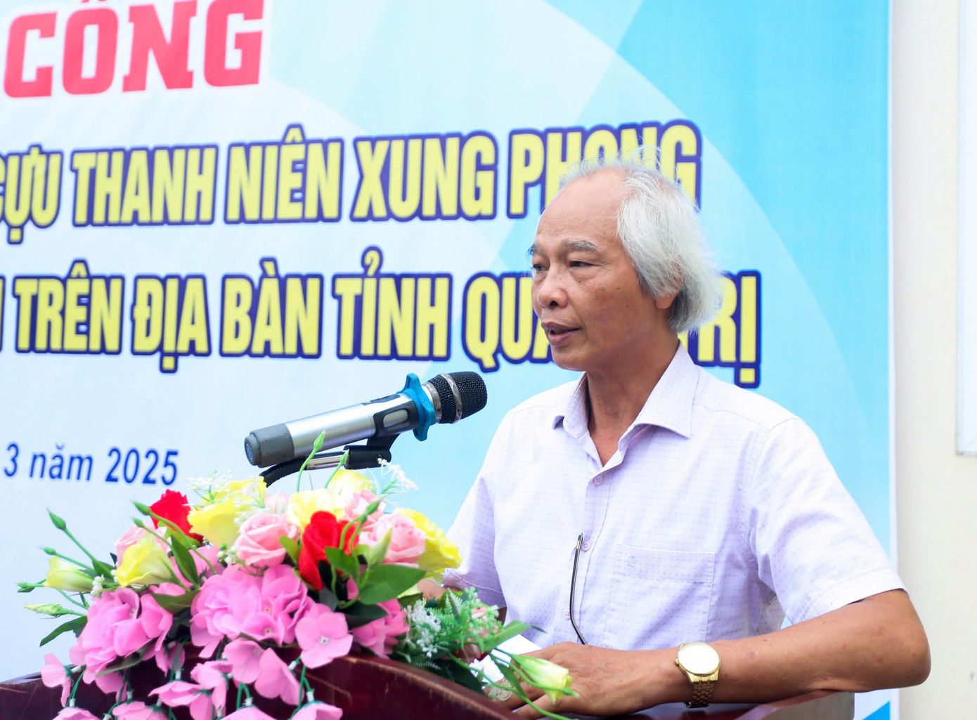 Anh Nguyễn Quốc Toản - Phó Bí thư Tỉnh Đoàn, Chủ tịch Hội LHTN Việt Nam tỉnh Quảng Trị, và đại diện gia đình bà Hoàng Thị Sửu gửi lời cảm ơn tới Ban tổ chức Tiền Phong Marathon 2025. Anh Nguyễn Quốc Toản - Phó Bí thư Tỉnh Đoàn, Chủ tịch Hội LHTN Việt Nam tỉnh Quảng Trị, và đại diện gia đình bà Hoàng Thị Sửu gửi lời cảm ơn tới Ban tổ chức Tiền Phong Marathon 2025.