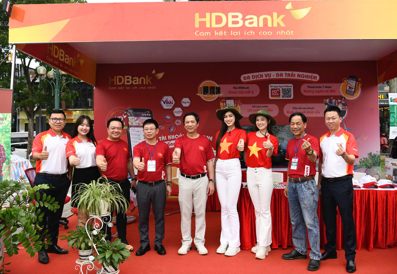 Ban tổ chức chụp hình lưu niệm tại gian hàng của Ngân hàng TMCP Phát triển TP.HCM (HDBank), nhà tài trợ Vàng của Tiền Phong Marathon, đồng thời cảm ơn các nhà tài trợ đã đồng hành, góp phần quan trọng làm nên thành công của giải đấu.