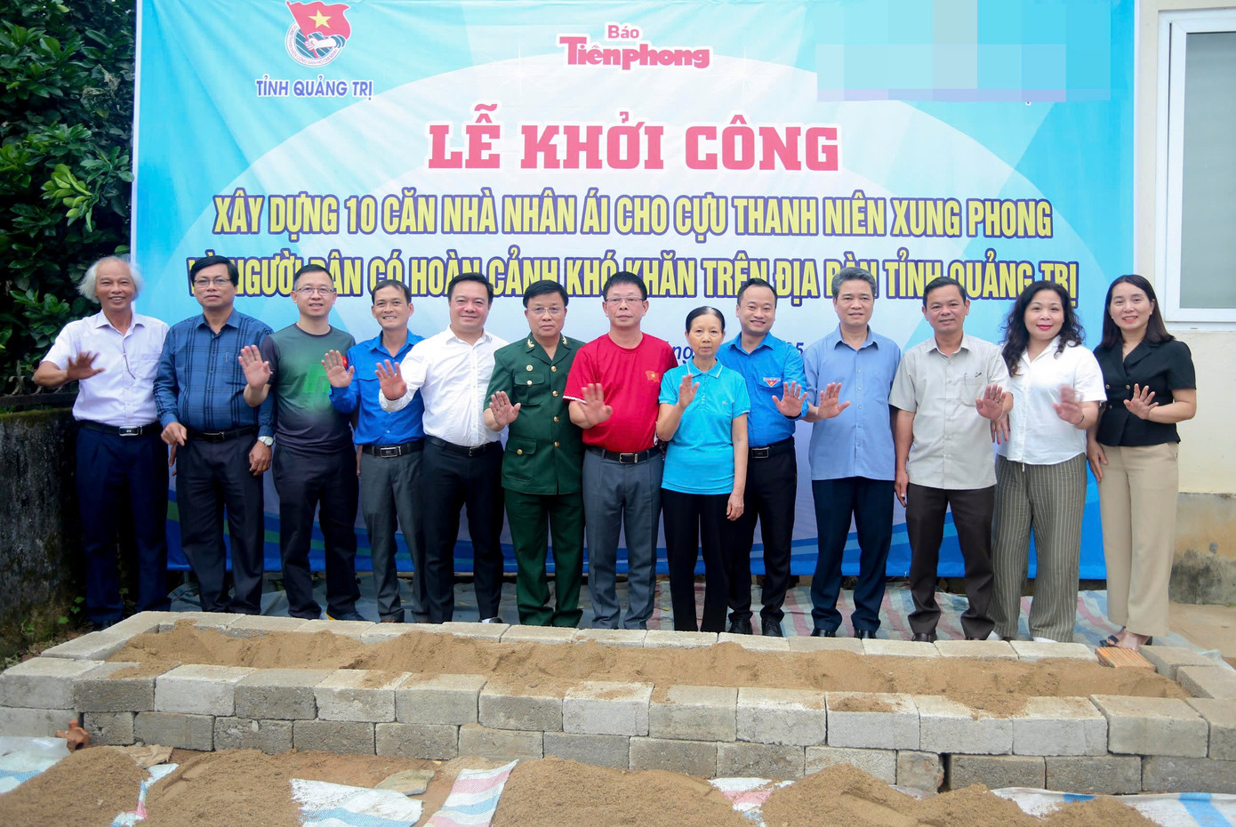 Nhà báo Phùng Công Sưởng và đại diện chính quyền, Ban tổ chức tại Lễ khởi công. Nhà báo Phùng Công Sưởng và đại diện chính quyền, Ban tổ chức tại Lễ khởi công.