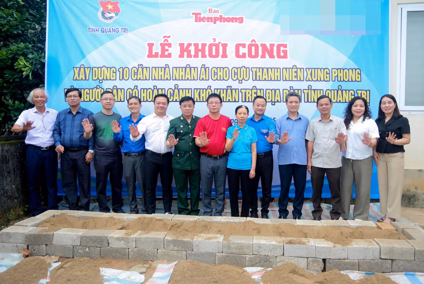 Nhà báo Phùng Công Sưởng và đại diện chính quyền, Ban tổ chức tại Lễ khởi công.