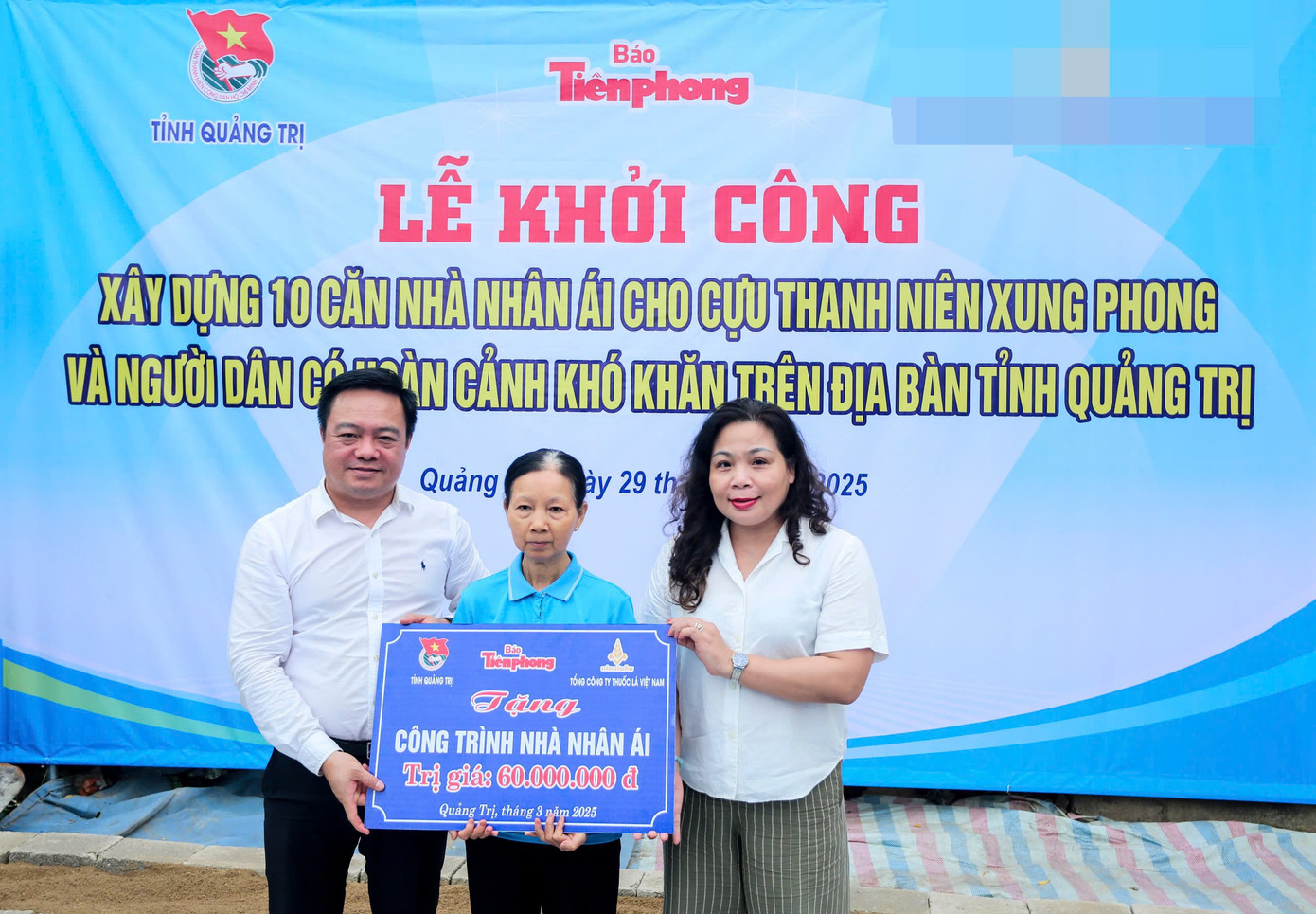 Bà Hoàng Thị Sửu nhận căn nhà nhân ái trị giá 60 triệu đồng từ Ban tổ chức. Bà Hoàng Thị Sửu nhận căn nhà nhân ái trị giá 60 triệu đồng từ Ban tổ chức.