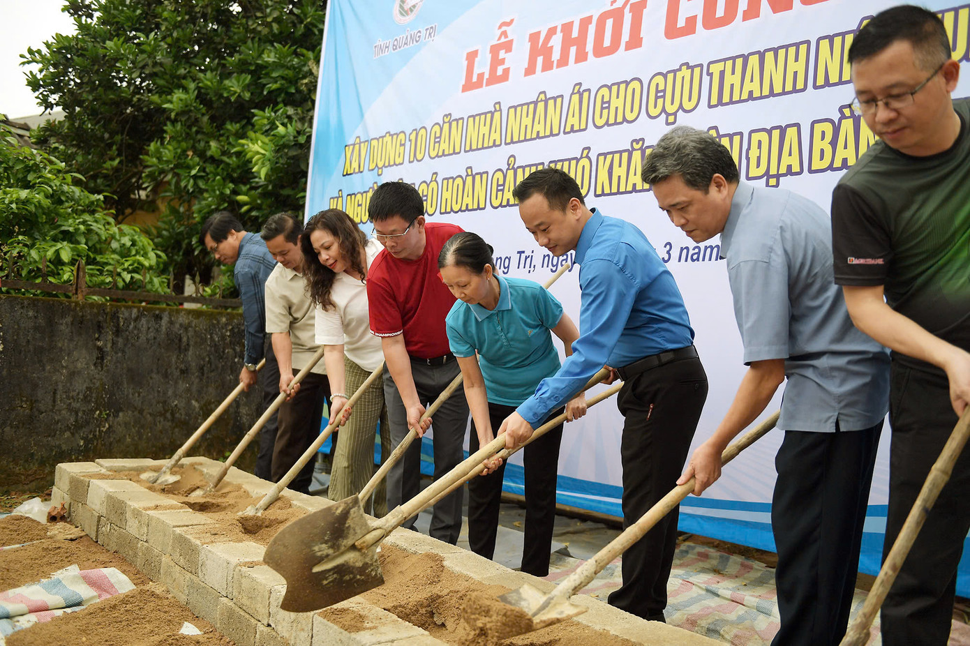 Nhà báo Phùng Công Sưởng, bà Hoàng Thị Sửu và các đại biểu thực hiện nghi thức khởi công, xây dựng 10 căn nhà nhân ái tặng cựu thanh niên xung phong và hộ gia đình có hoàn cảnh khó khăn trên địa bàn tỉnh Quảng Trị. Nhà báo Phùng Công Sưởng, bà Hoàng Thị Sửu và các đại biểu thực hiện nghi thức khởi công, xây dựng 10 căn nhà nhân ái tặng cựu thanh niên xung phong và hộ gia đình có hoàn cảnh khó khăn trên địa bàn tỉnh Quảng Trị.
