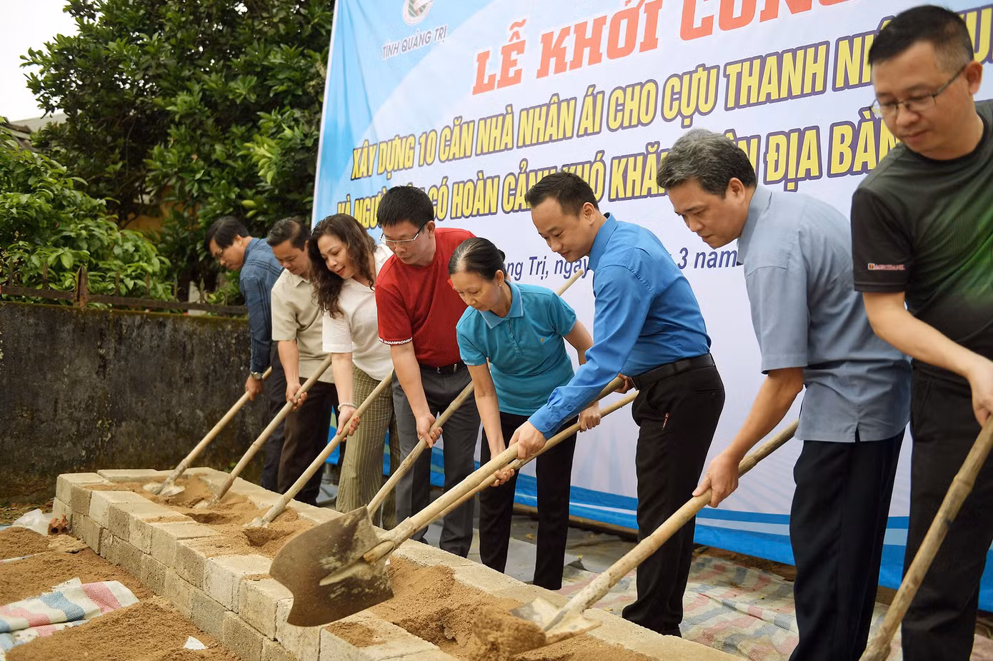 Nhà báo Phùng Công Sưởng, bà Hoàng Thị Sửu và các đại biểu thực hiện nghi thức khởi công, xây dựng 10 căn nhà nhân ái tặng cựu thanh niên xung phong và hộ gia đình có hoàn cảnh khó khăn trên địa bàn tỉnh Quảng Trị.