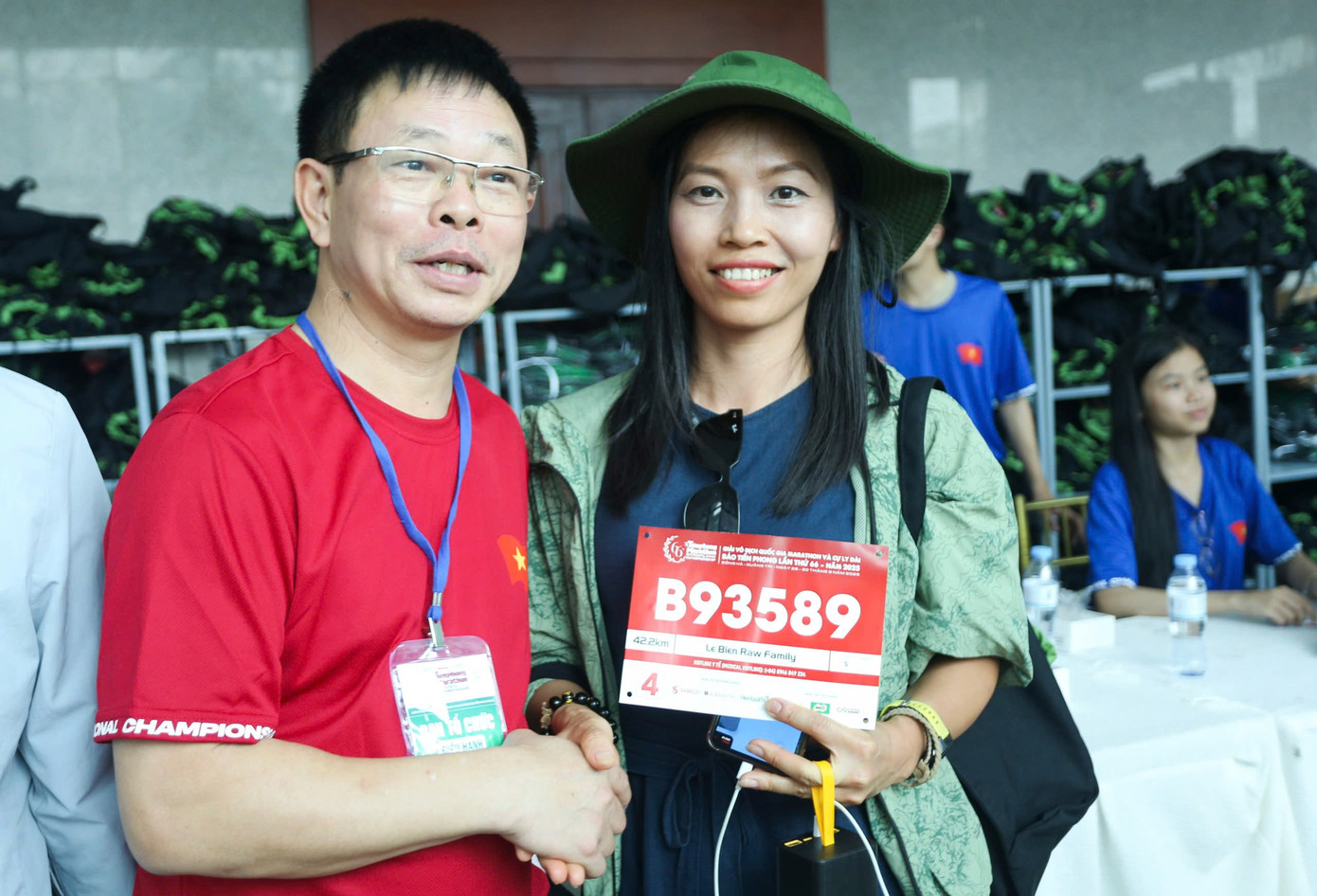 Nhà báo Phùng Công Sưởng và nhà báo Lê Minh Toản hỏi chuyện, chúc mừng các vận động viên đã nhận được bib và racekit. Nhà báo Phùng Công Sưởng và nhà báo Lê Minh Toản hỏi chuyện, chúc mừng các vận động viên đã nhận được bib và racekit.