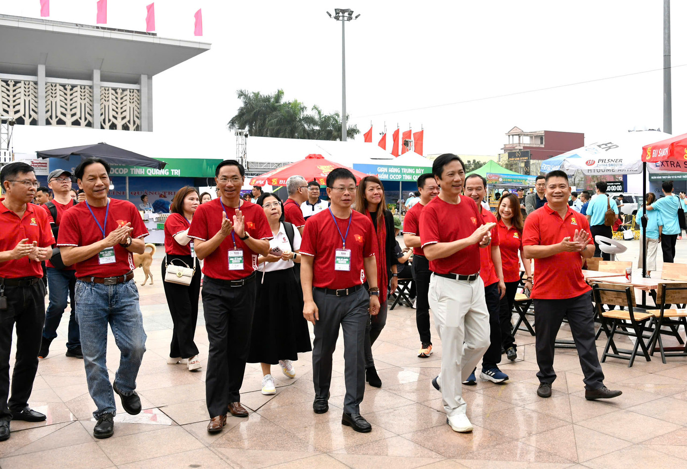 Phó Chủ tịch Hoàng Nam, nhà báo Phùng Công Sưởng và Ban tổ chức tới tham quan gian hàng sôi động của Tổng công ty Cổ phần Bia - Rượu - Nước giải khát Sài Gòn (SABECO).