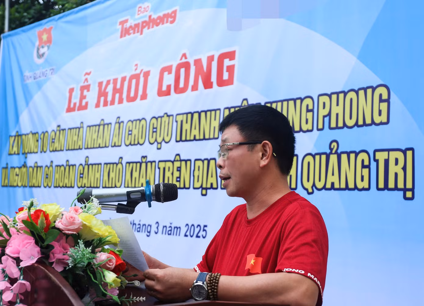 Nhà báo Phùng Công Sưởng - Tổng biên tập báo Tiền Phong, đồng Trưởng ban tổ chức, phát biểu tại Lễ khởi công xây dựng 10 căn nhà nhân ái tặng cựu thanh niên xung phong và hộ gia đình có hoàn cảnh khó khăn trên địa bàn tỉnh Quảng Trị.