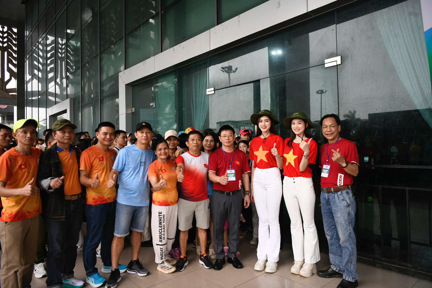 Ban tổ chức Tiền Phong Marathon 2025 cùng Hoa hậu Đỗ Thị Hà - Hoa hậu Việt Nam năm 2020, và Á hậu Ngọc Thảo - Á hậu 2 Hoa hậu Việt Nam năm 2020, chụp hình cùng các runner trên đường vào khu vực phát bib và racekit. Ban tổ chức Tiền Phong Marathon 2025 cùng Hoa hậu Đỗ Thị Hà - Hoa hậu Việt Nam năm 2020, và Á hậu Ngọc Thảo - Á hậu 2 Hoa hậu Việt Nam năm 2020, chụp hình cùng các runner trên đường vào khu vực phát bib và racekit.