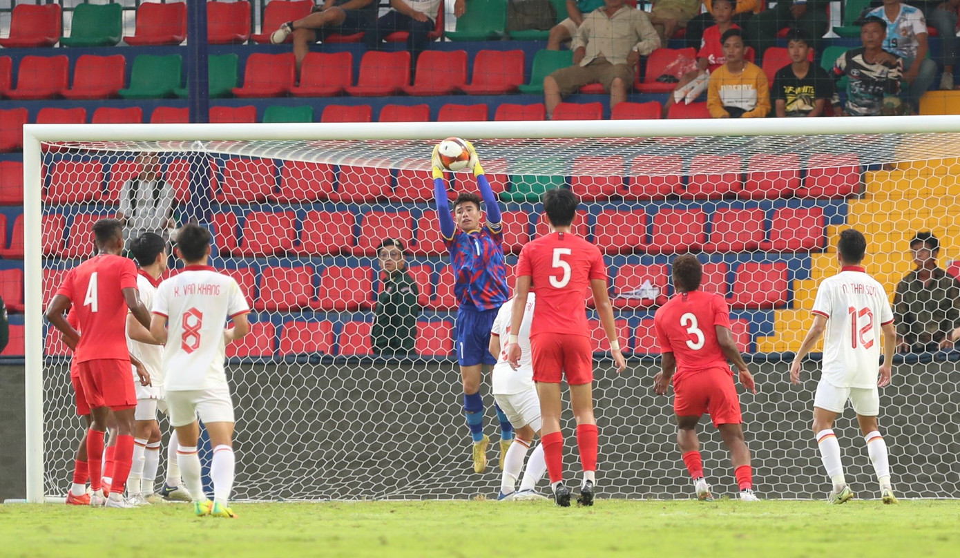 Văn Chuẩn tiếp tục chơi hay ở trận đấu với Singapore. (Ảnh: Văn Thỏa) Văn Chuẩn tiếp tục chơi hay ở trận đấu với Singapore. (Ảnh: Văn Thỏa)