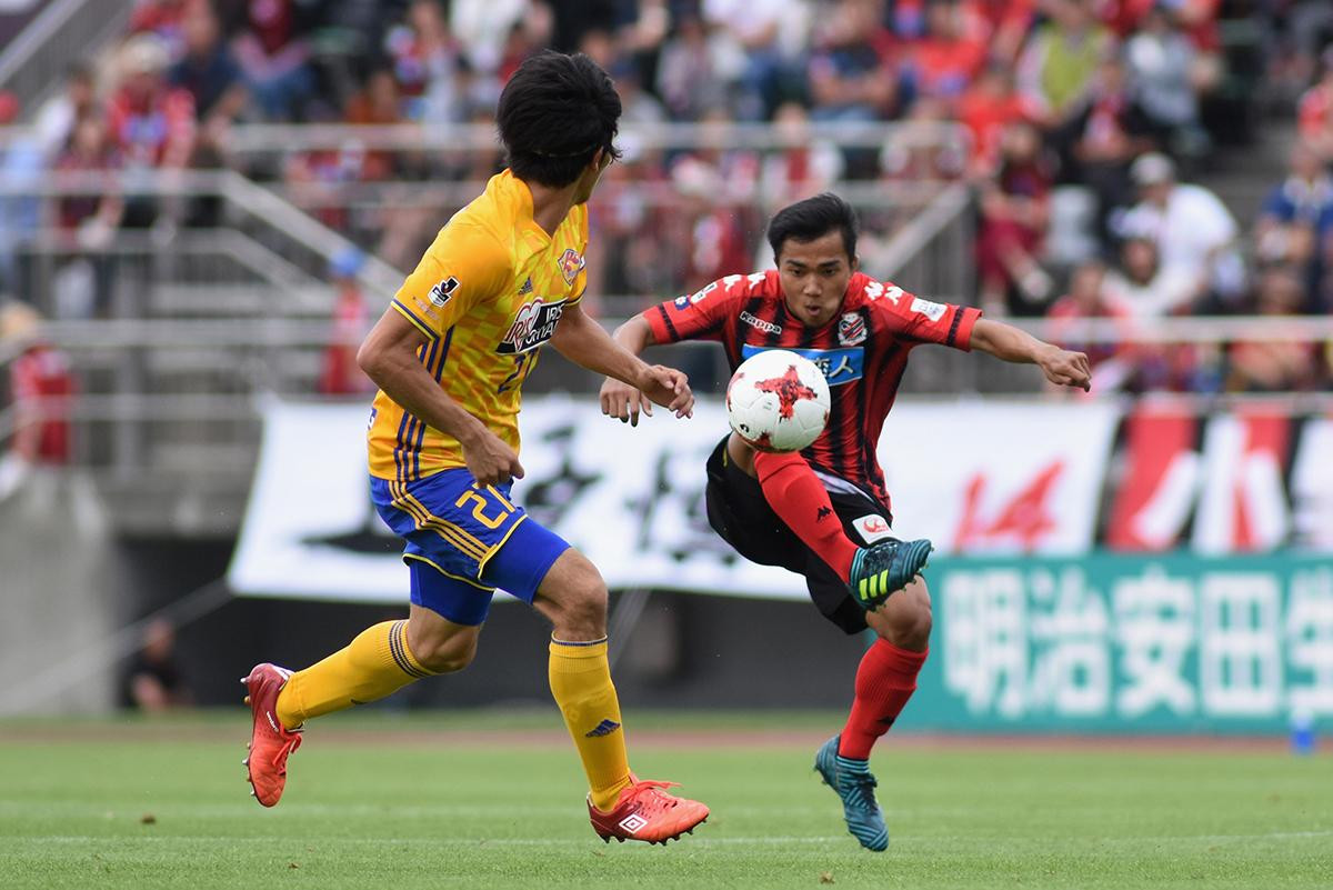 Chanathip Songkrasin trong màu áo Consadole Sapporo. (Ảnh: Getty Images)